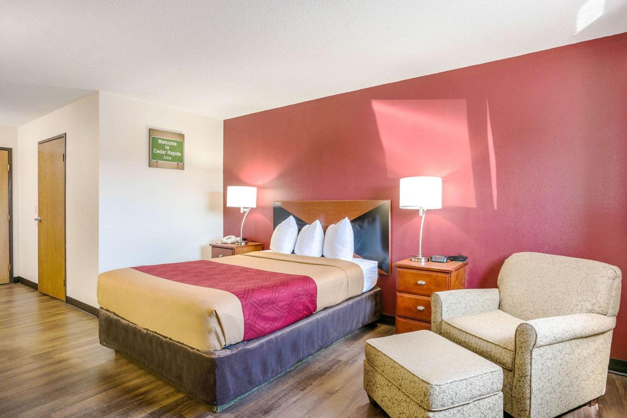 Econo Lodge Сидър Рапидс Екстериор снимка