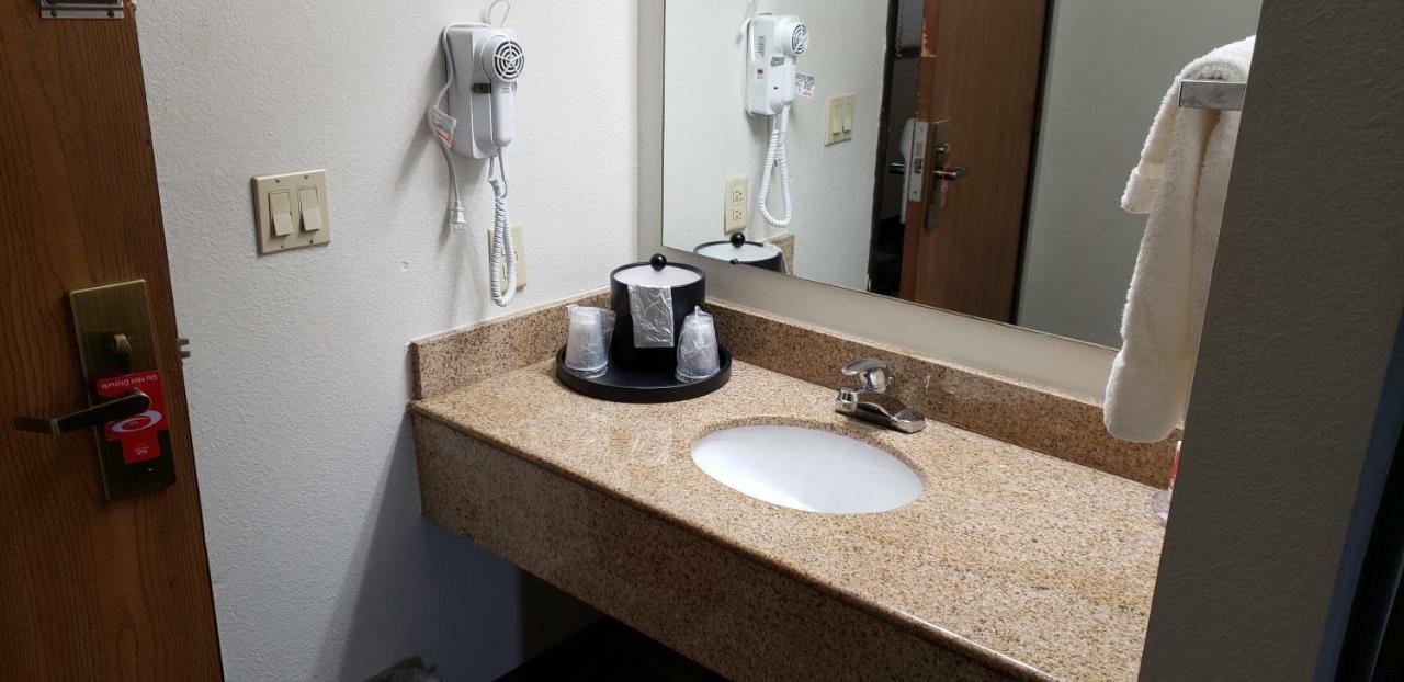 Econo Lodge Сидър Рапидс Екстериор снимка